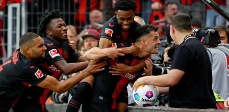 Soccer Football - Bundesliga - Bayer Leverkusen v Werder Bremen - BayArena, Leverkusen, Germany - April 14, 2024 Bayer Leverkusen's Granit Xhaka celebrates scoring their second goal with Nathan Tella and teammates REUTERS/Wolfgang Rattay DFL REGULATIONS PROHIBIT ANY USE OF PHOTOGRAPHS AS IMAGE SEQUENCES AND/OR QUASI-VIDEO.