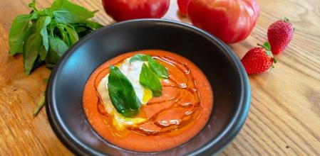 Preparar este delicioso gazpacho con tomate y fresones es ‘Así de fácil’