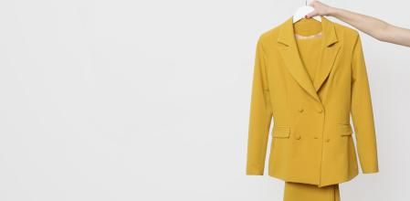 Aprende cómo doblar tu traje de chaqueta para que no se arrugue en la maleta.