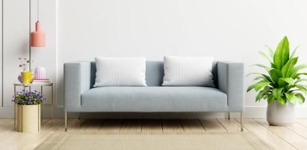 Un sencillo comedor decorado con plantas artificiales.