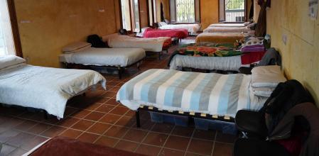 Interior del albergue de Can Bufí Vell de Badalona .