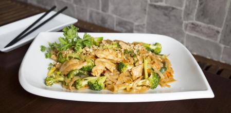 La receta de tallarines de arroz con pollo y brócoli más sencilla paso a paso