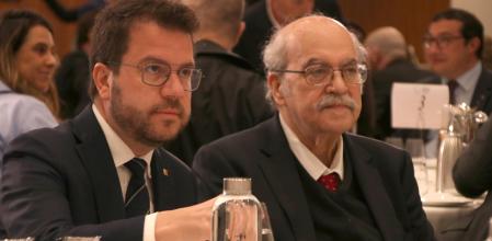 Arargonès y Mas-Colell, durante el desayuno organizado por Nueva Economía Fórum