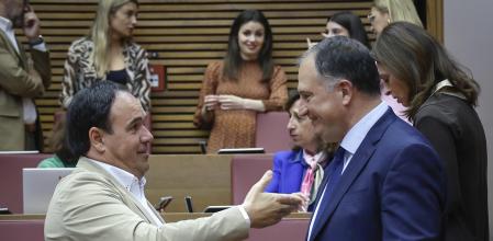 El portavoz adjunto del PP Juanfran Pérez charla con un diputado en presencia de los parlamentarios del grupo popular..