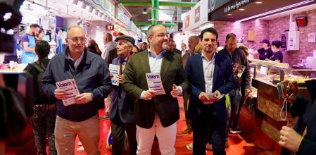 Miguel Tellado, Alejandro Fernández y Manu Reyes en el mercado de Sant Ildefons de Cornellà