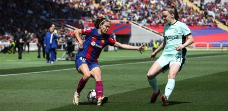 Aitana Bonmatí en una acción con Charles