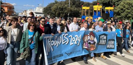 La cabecera de la marcha que abrió las 'trobadas' en Benimodo (Valencia).