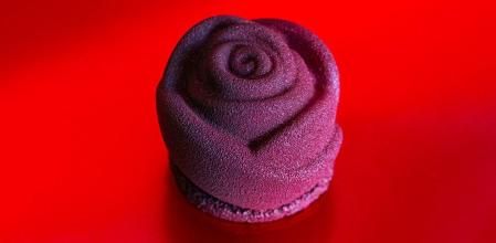 La Rosa Noire de chocolate negro rellena de perlas crujientes de frambuesa de La Pastisseria Barcelona