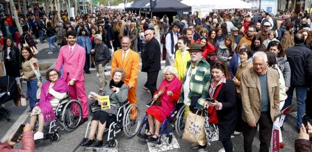 GRAFCAT3479. BARCELONA, 23/04/2024.- Tres actrices de La Cubana caracterizadas como Les Teresines promocionan el libro 'Vida de Teresina', la biografía de los populares personajes, en el Paseo de Gracia de Barcelona durante la Diada de Sant Jordi cuando las calles de toda Cataluña vuelven a llenarse de ciudadanos a la búsqueda de libros y de rosas, y de autores que dedicarán sus últimas obras a sus lectores, en una jornada en la que se prevén vender más de 1,8 millones de volúmenes y unos siete millones de rosas. EFE/Quique García