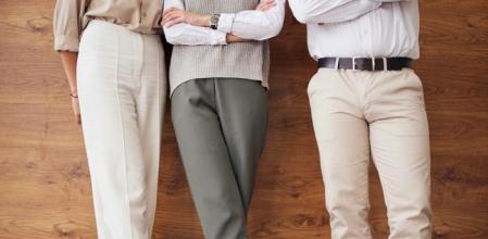 Tres personas en la oficina con estilos diferentes.