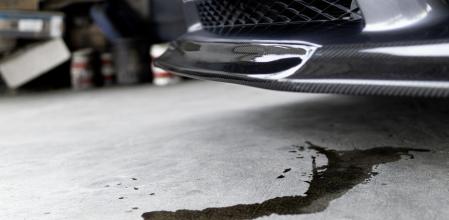 Las manchas que se forman debajo del coche pueden ser un indicio de una avería 