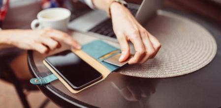 Mujer guardando sus tarjetas en una funda.