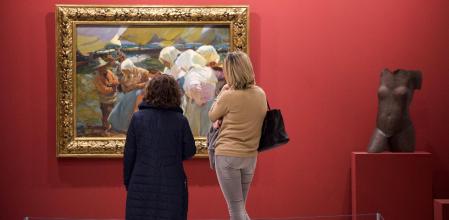 Dos mujeres observan la obra 'Las Pescadoras' de Joaquín Sorolla.