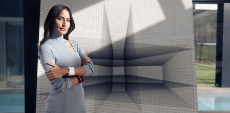 Vestido de algodón y seda de Fendi. De Tiffany & Co.: pendientes Knot, brazalete Bone y pulseras de madera japonesa lacadas, ambas de Elsa Peretti