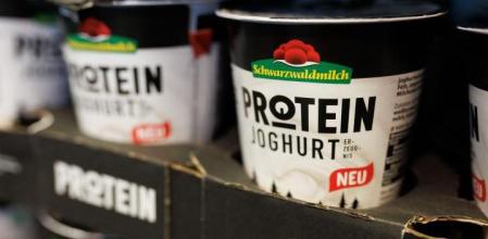 Yogures con un extra de proteínas en un supermercado