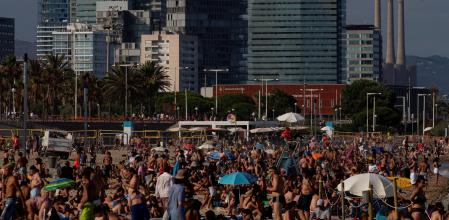 . BARCELONA, 17/07/2020.- Decenas de personas disfrutan de una cálidad tarde en la playa de Bogatell, en el distrito de Sant Martí (Barcelona), este viernes, cuando el Govern ha anunciado la decisión de extender a la ciudad de Barcelona y su área metropolitana, a la comarca leridana de la Noguera y a toda la comarca del Segrià las restricciones que ya afectan a L'Hospitalet de Llobregat (Barcelona) para frenar los contagios de coronavirus. EFE/Enric Fontcuberta