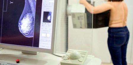 Una mujer se hace una mamografía por detectar si tiene cáncer de mama. // ACN-Institut de Asistencia Sanitaria