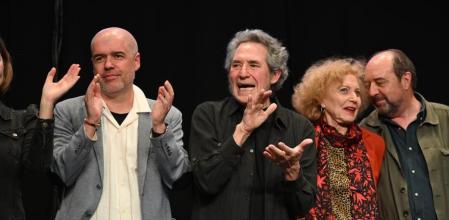 El cantante Miguel Ríos (c), Unai Sordo (CC.OO.), y la actriz Marisa Paredes, durante la celebración del acto del mundo de la cultura por la legitimidad democrática, el respeto y la convivencia en Madrid