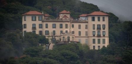 Fotografía realizada desde la Carretera Aiguas con un objetivo de 500mm con el edificio del antiguo Hotel Ideal Pavillon.