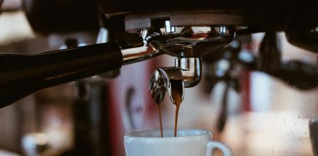 Los usuarios debaten cuál es el mejor método para limpiar el portafiltros de la cafetera.