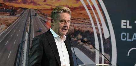 MADRID, 25/04/2024.- El presidente de Anfac, Wayne Griffiths, durante su intervención en el acto de inauguración del I Foro ANFAC del Vehículo Pesado y Autobús, organizado por la Asociación Española de Fabricantes de Automóviles y Camiones (ANFAC), este jueves en Madrid. EFE/Fernando Villar