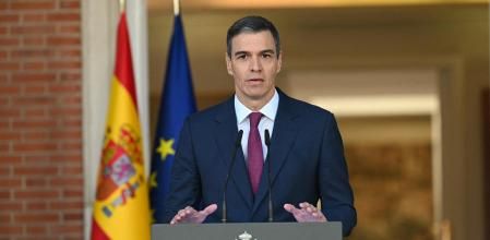 Pedro Sánchez durante su comparecencia de ayer para explicar su decisión de continuar en la Moncloa. POLÍTICA / P. 12 A 17 Y EDITORIAL