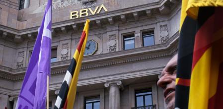 Manifestación del 1 de Mayo pasando por una oficina del BBVA en Barcelona.