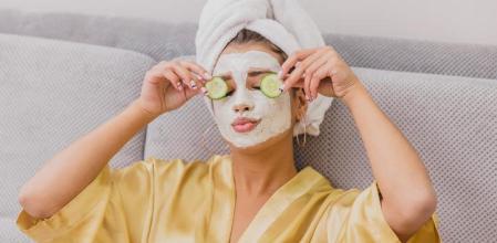 Mujer aplicando una mascarilla en su rostro.