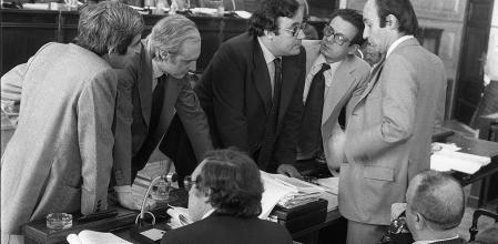 Padres de la Constitución. En la imagen, Gabriel Cisneros, José Pedro Pérez Llorca, Gregorio Peces Barba, Miguel Herrero y Miquel Roca, discuten las posiciones, en presencia de Jordi Solé Tura y Manuel Fraga (sentados, de espaldas), antes de proceder a la votación