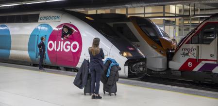TREN DE LA COMPAÑIA OUIGO ESTACIONADO EN LA ESTACIÓN DE SANTS JUNTO A OTRO DE RENFE