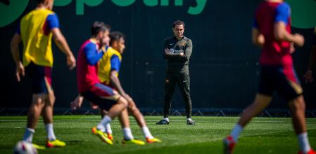 Xavi Hernández dirigiendo la sesión de recuperación de ayer tras la derrota en Girona