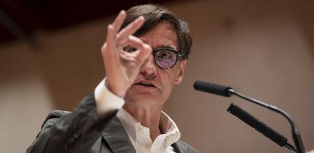El primer secretario del PSC y candidato a la presidencia de la Generalitat, Salvador Illa, interviene en un mítin de su partido este domingo en Girona.