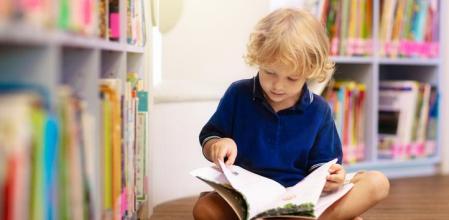 Niño leyendo.