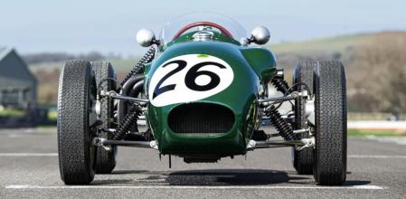 El fundador de Lotus, el ingeniero Colin Chapman, diseñó el primer coche de carreras monoplaza de la compañía en 1956.