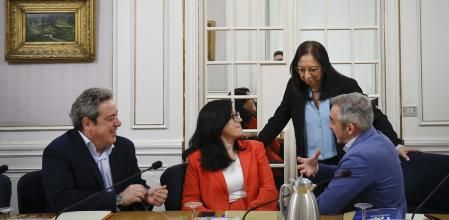 La presidenta de Les Corts, Llanos Massó, charla con los portavoces parlamentarios de PP y Vox.