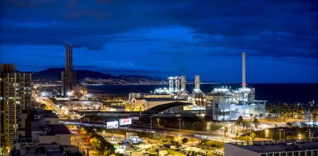 foto XAVIER CERVERA 27/01/2018 malos olores ,dioxinas ,incineradora ,humos, tres chimeneas ,zona forum ,upc, viviendas, (maresme y mar mediterraneo al fondo) Sant Adria de Besos