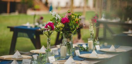 Las flores no pueden faltar en una mesa primaveral.