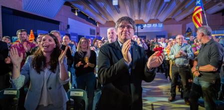 ARGELÈS-SUR-MER (FRANCIA), 08/05/2024.- El expresidente de la Generalitat y cabeza de lista de JxCat, Carles Puigdemont, participa en un mitin con militantes y simpatizantes de Tarragona y Terres de l'Ebre, junto a la cabeza de lista por Tarragona, Mònica Sales, y el número cinco por Barcelona, Albert Batet, este miércoles en la localidad francesa de Argelès-sur-Mer. EFE/David Borrat.
