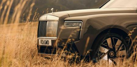 El frontal está presidido por la icónica figura del Espíritu del Éxtasis&nbsp;