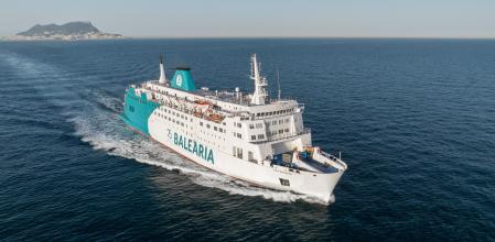 Uno de los buques de pasajeros de Baleària