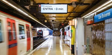 Una de las nuevas pantallas del Metro de Barcelona, en la estación de Cornellà Centre.