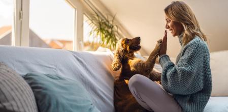 Una mujer abrazando a su cachorro.