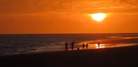 Puesta de sol en la playa de la Costilla de Rota.