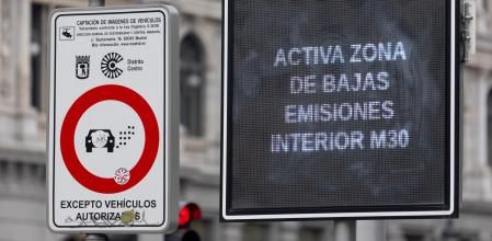Una señalización de Zona de Bajas Emisiones de especial protección en el Distrito Centro, en Madrid&nbsp;