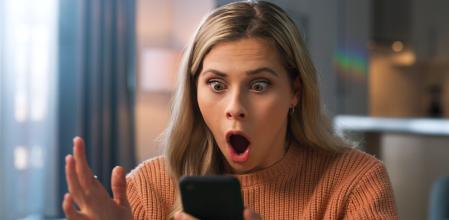 Mujer sorprendida con los descuentos que ve en el móvil