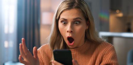 Mujer sorprendida con los descuentos que ve en el móvil