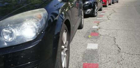 Las plazas de estacionamiento delimitadas con líneas rojas y blancas permiten aparcar hasta un máximo de cuatro horas