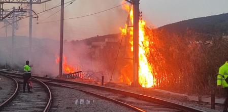 Incendio en las vías de Rodalies tras un robo de cobre
