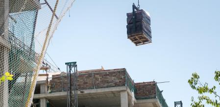 Edificios de obra nueva en construcción, destinados a viviendas, situados en la calle Elionor Vinyerta, en el barrio de Volpelleres, Sant Cugat del Vallès. Foto Gemma Miralda