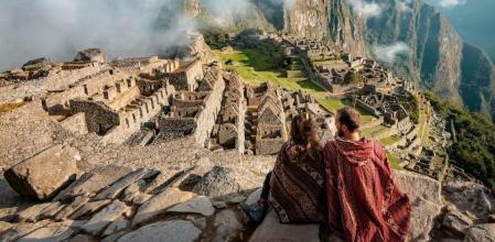 Una pareja visitando Perú.